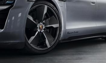 Не то, чтобы Taycan очень нуждался в карбоне. Tesla Cybertruck может оказаться быстрее на прямой, чем 911, но вряд ли он сможет конкурировать с Taycan по другим качествам.