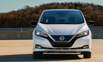 Все модели 2020 LEAF обладают динамическими конструктивными особенностями - это обтекаемый силуэт, который максимизирует аэродинамическую эффективность, наряду с фирменной решеткой V-Motion от Nissan с синей трехмерной сеткой. Автомобиль получает агр