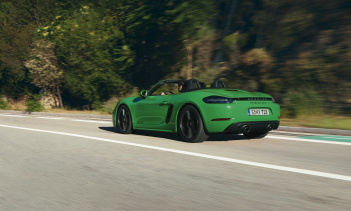 Он также довольно эффективен. В стандартной комплектации Porsche предлагает адаптивное управление цилиндрами, которое отключает один из двух блоков цилиндров при низких нагрузках, прямой впрыск топлива с помощью пьезо-инжекторов и систему переменного