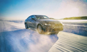 BMW i уже обнародовал статистику седана i4, и она рисуют довольно заманчивую картину. По словам немецкого автопроизводителя, i4 будет получит 523 л.с., что достаточно для разгона от 0 до 100 км/ч всего за 4 секунды. Мощность будет поступать от литий-