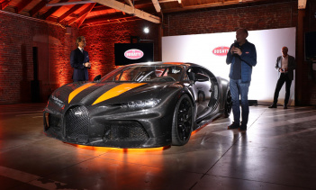 Нам нужно только взглянуть на предыдущие модели Bugatti, чтобы предсказать ценность Chiron. «EB110 стремительно растет. И Veyron растут. Мне не нужно быть волшебником, чтобы предсказать, что это произойдет и с Chiron, и, следовательно, я согласен с т