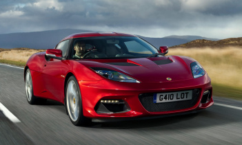 Новая ориентированная на дорогу Evora также имеет пересмотренную скорость демпфирования по сравнению с GT410 Sport и оснащена новыми всепогодными шинами Michelin Pilot Sport 4S. Новая задняя дверь имеет большую стеклянную секцию для улучшения видимос