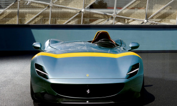 Производство ограничено менее чем 500 экземплярами, поэтому мы очень редко видим эти потрясающие спидстеры Ferrari в действии. К счастью, бывший гонщик Формулы-1 Нико Росберг недавно отправился в штаб-квартиру Ferrari в Маранелло и получил возможност