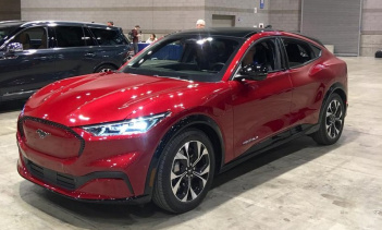 На специальном мероприятии, посвященном технологиям и концепциям, предшествовавшем автосалону в Чикаго-2020, Ford предоставил журналистам возможность увидеть и бесплатно протестировать готовящийся к выпуску опытный образец Ford Mustang Mach-E.