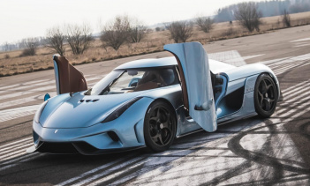 Bugatti дразнит нас новым гиперкаром, который дебютирует на выставке, и, как сообщается, будет новой ориентированной на трек версией Chiron под названием Chiron R. В прошлом месяце Koenigsegg также поделился фотографией в социальных сетях, показывающ