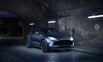 Кроме того, для покупателей, которые ищут эксклюзивные пакеты для своего Aston Martin, в «Q by Aston Martin - Collection» есть и другие опции. Например, транспортное средство может быть окрашено в цвет Satin Xenon Grey, карбоновой отделкой и черными 