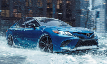 При оснащении цены на AWD Camry LE начинается с 27 325 долларов, SE - с 28 525 долларов, XLE - с 31 812 долларов, XSE - с 32 360 долларов, а Nightshade - с 29 225 долларов. Независимо от комплектации, все AWD Camry приводятся в действие 2,5-литровым 