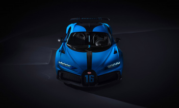 С плоской передней частью и динамичным дизайном с впечатляющим задним спойлером, новый Bugatti Chiron Pur Sport жаждет поворотов и сложных дорог.