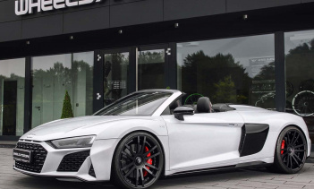 Названный «Apocalypticar», обновленный автомобиль добавляет пару асимметрично работающих турбокомпрессоров и новые воздушные и водяные охладители. В сочетании с оптимизированным программным обеспечением и отрегулированной трансмиссией модифицированны