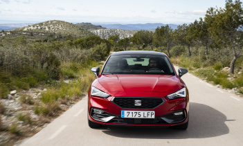 Что касается системы трансмиссии, новая модель будет предлагаться с 1,4-литровым бензиновым двигателем TSI и электродвигателем с литий-ионным аккумулятором 13 кВт/ч. Эта установка соединена с коробкой передач DSG с шестью скоростями и производит 204 