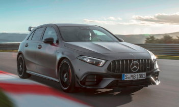 Более того, в апреле 2017 года Honda Civic Type R показала время круга 7:43,8 хотя без информационно-развлекательной системы и задних сидений. С дополнительными 100 лошадиными силами и полным приводом вместо переднего привода AMG не должен быть быстр