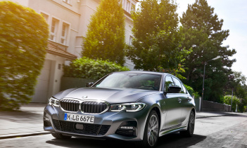 И 33oe, и 330e xDrive имеют интеллектуально управляемую систему трансмиссии, состоящую из электродвигателя, высоковольтной аккумуляторной батареи и бензинового двигателя внутреннего сгорания. Этот двигатель представляет собой 2,0-литровый двигатель B