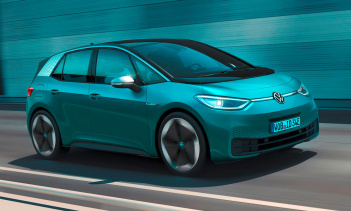 Кроме того, источники утверждают, что ID.3 даже близко не готов к выходу на рынок, несмотря на запланированный летний запуск. Производство уже началось. Уже собранные блоки необходимо починить «вручную». Почему VW не может решить эти проблемы и почем