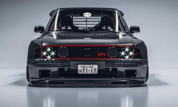 Чтобы довести Volkswagen Golf GTI до нового экстремального вида, Салим оснастил новый передний бампер низким сплиттером и расширенными передними и задними крыльями, чтобы освободить место для нестандартных колес и невероятно широких шин. Другие модиф