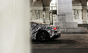 Как уже отмечалось ранее, фотографии прототипа MC20, которые вы здесь видите, напоминают Alfa 4C, и для этого есть все основания. По слухам, Maserati начал с модернизации сверхлегкой рамы из карбона от 4C. Говорят, теперь она длиннее и шире. Это не т