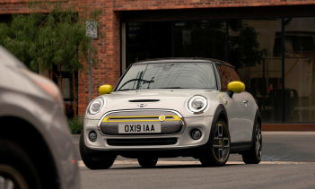 Согласно веб-сайту Mini, колеса Corona Spoke появляются только в топовом уровне Iconic, в то время как модели Signature и Signature Plus ездят на более обычных колесах. В оригинальном пресс-релизе автомобиль по-прежнему упоминается с «17-дюймовыми ди