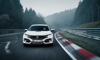 Работники трека прошли специальную подготовку и оснащены масками и одноразовыми перчатками.