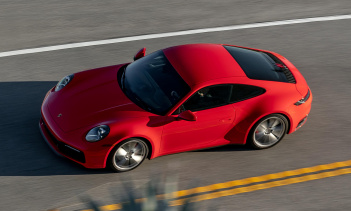 Те, кто выбирает ручную коробку/ пакет Sport Chrono, также получат функцию автоматического сопоставления оборотов, динамические опоры двигателя, режим PSM Sport (когда переключатель на руле позволяет водителю переключаться между режимами Normal, Spor