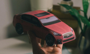 Для создания этих моделей Carigami требуется домашний принтер, немного бумаги, канцелярский нож и клей. Команда Infiniti даже запечатлела уменьшенную «демонстрацию дома» бумажной модели Q50 на проигрывателе (заменив вращающийся дисплей автосалона). П