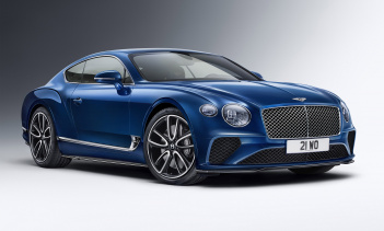 Карбоновые детали способствуют созданию такой точной и привлекательной визуальной эстетики. Плетение из карбона представляет собой саржевый узор 2х2, сплетенный в одном направлении для всех элементов.