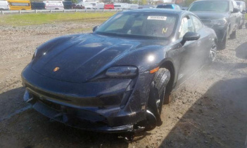 Согласно VIN, Taycan Turbo проехал всего 15 миль, прежде чем он попал в аварию. Скорее всего, у водителя не было необходимых навыков, чтобы управлять электрическим спорткаром на высокой скорости. Переднее крыло со стороны водителя и часть бампера поц