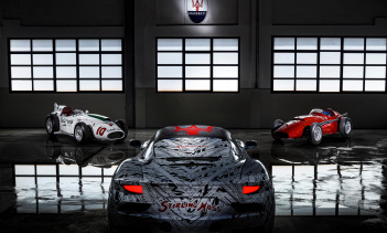 Ранее в этом году мир попрощался с легендой Формулы 1, сэром Стерлингом Моссом, который скончался в возрасте 90 лет. Чтобы отдать дань уважения Моссу, прототип предстоящего Maserati MC20 получит специальную ливрею, разработанную в его честь. Maserati