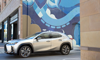 Несмотря на то, что Yaris Cross увеличил высоту дорожного просвета, получил коренастый дизайн с квадратными колесными арками и полноприводную систему, можно считать его внедорожником, но, вероятно, его лучше воспринимать как более высокий хэтчбек. С 