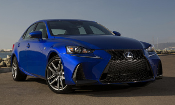 В 2021 году линейка двигателей IS останется такой же: 2,0-литровый четырехцилиндровый двигатель с турбонаддувом, мощностью 241 л.с. и крутящим моментом 350 Нм, а также пара 3,5-литровых двигателей V6 мощностью 260 л.с. и 320 Нм, или 311 л.с. и 375 Нм