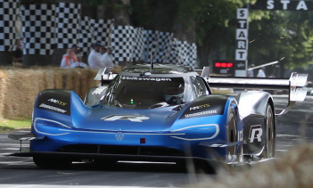 Штакманн также сказал, что «будет больше историй о R, которые, вероятно, удивят вас. Очевидно, я рад донести новости о R следующего поколения, более мощного, чем я мог думать раньше».