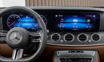 Будут предложены две новые версии, обе с кожаной отделкой. Дизайн с тремя спицами в глянцевом черном цвете вдохновлен цветами Калла и обрамлен ободком в цвете Silver Shadow. Органы управления расположены на так называемых «листьях чаши». У тех, кто в