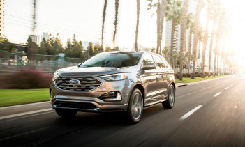 В стандартную комплектацию Ford Edge ST-Line входит информационно-развлекательная система Ford Sync 3 с совместимостью Apple CarPlay, Android Auto, Waze и Ford + Alexa, а также беспроводная зарядная панель для телефона.