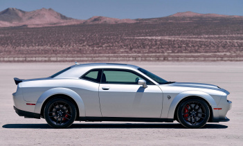 Массивное заднее крыло Viper ACR, как сообщается, будет установлено без изменений от Challenger ACR и также может быть регулируемым. Источник также утверждает, что цель состоит в том, чтобы сделать Challenger таким же быстрым, как Viper. Также будет 