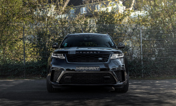 Это повышение мощности было достигнуто благодаря обновлению ЭБУ. Он звучит гораздо агрессивнее, чем стандартный внедорожник, благодаря спортивной выхлопной системе с 200-ячеечными каталитическими нейтрализаторами и регулируемым клапанным управлением.