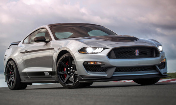 На протяжении многих лет мы видели различные варианты фирменной таблички Mach 1, последний раз в 2004 году с дизайном в стиле ретро.