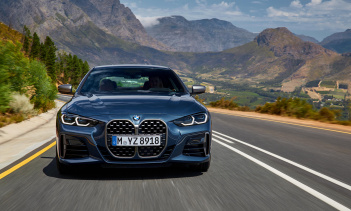 Как и прежде, 4 серия может вместить четыре или даже пять человек в крайнем случае. Кнопка старт/стоп переместилась на центральную консоль, и появился новый селектор передач. У моделей M Sport есть такие дополнения, как мягкие накладки по бокам консо