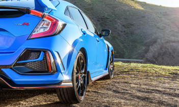 Изменения стиля выглядят скорее эволюционными, чем революционными: новый автомобиль все еще имеет дизайн кузова фастбэк, массивное заднее крыло и большой сплиттер.