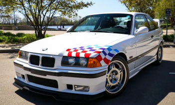 Как и в случае со всеми M3, он окрашен в альпийский белый цвет и имеет клетчатый флаг марки в передней левой и задней правой части купе. 17-дюймовые колеса BMW M остаются одним из лучших дизайнов подразделения M, а также он имеет черный передний спли