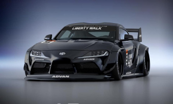 Liberty Walk недавно показал свою Toyota Supra. Как и следовало ожидать, главной особенностью тюнинг-проекта является комплект расширения кузова. Болты торговой марки Liberty Walk на крыльях как всегда доминируют в пакете. Модификации проведены со вс