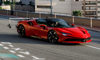 Последний римейк Rendez-vous появился в прошлые выходные с участием Ferrari. Фильм был назван «Le Grand Rendez-Vous». Стратеги Ferrari Формулы 1 взяли на себя ответственность за сюжетную линию. Фильм начинается с кинематографических снимков Ferrari S