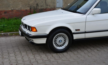 Обратите внимание на синюю тканевую обивку, одну особенность, которую вы определенно больше не найдете, и множество деревянных деталей. Продавцы добавляют, что радио никогда не было установлено, и даже ключи не показывают никаких признаков использова