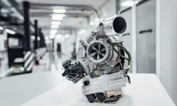 Вот как работает система: ультратонкий (размером всего 1,6 дюйма) электродвигатель с электронным управлением встроен в вал турбокомпрессора, расположенный между колесом турбины на стороне выпуска и колесом компрессора на стороне свежего воздуха. Он п