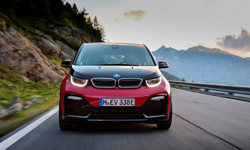 i3 также непрерывно совершенствовался на протяжении всей своей жизни, получив в последнее время более крупную батарею мощностью 42 кВт-ч, что привело к долгожданному увеличению полностью электрического диапазона модели. Несмотря на это, общий диапазо