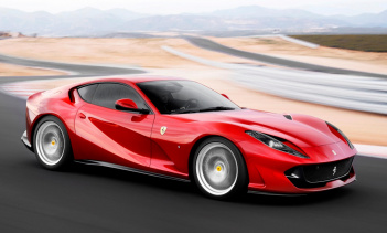 В прошлом месяце появились видеозаписи, на которых Ferrari тестирует замаскированный прототип нового гибридного суперкара, который будет располагаться ниже SF90 Stradale. Теперь Ferrari был замечен на тестировании новой хардкорной версии 812 Superfas