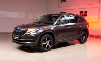 Боковые спойлера на стекло, отражатель в багажник и черная решетка радиатора для Skoda Kodiaq