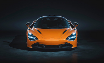 Наиболее важным вариантом является окраска. McLaren предлагает 720S Le Mans либо в цвете McLaren Orange, либо Sarthe Grey с оранжевым и серым салоном соответственно. Оба являются знаковыми ливреями McLaren, нижняя часть сделана в цвете «Ueno Grey», к