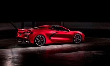 Боковой профиль имеет более широкие пороги, а заднее антикрыло имеет более заостренную форму. Со стороны эта штука выглядит странно: ясно, что на крыше установлен воздухозаборник, который теоретически должен вести к отсеку двигателя, а между задними 