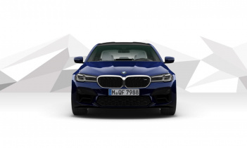 Зеркала в цвет кузова также окрашены в эти оттенки, в то время как у Competition черные зеркальные крышки. В целом, стандартный M5 напоминает E39 M5 в том смысле, что он почти полностью скрывает свои захватывающие дух характеристики под сдержанным ко