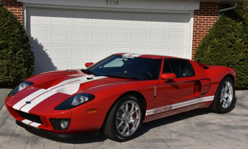 Внутри вы увидите сиденья Sparco в черной коже с карбоновыми задними панелями, а также вентиляционные отверстия - дань оригинальной машине.. Вы также получаете звуковую систему McIntosh, кондиционер и панель приборов со спидометром со скоростью до 22