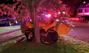 На них было написано: «Стритрейсинг - это не преступление, ну, вообще, да, но к черту» и «Да, офицер, я действительно видел знак ограничения скорости (я просто не видел вас)». На ветровом стекле также была наклейка «Охотник за скоростью».