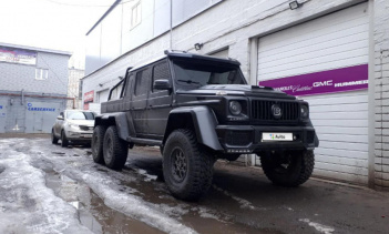 Шестиколесное отечественное творение основано на кузове G500 2002 года, однако оно выглядит почти идентично оригинальному 6x6, проданному много лет спустя, и имеет элементы стиля Brabus от знаменитого тюнера Mercedes. 6x6, показанный здесь, пропорцио